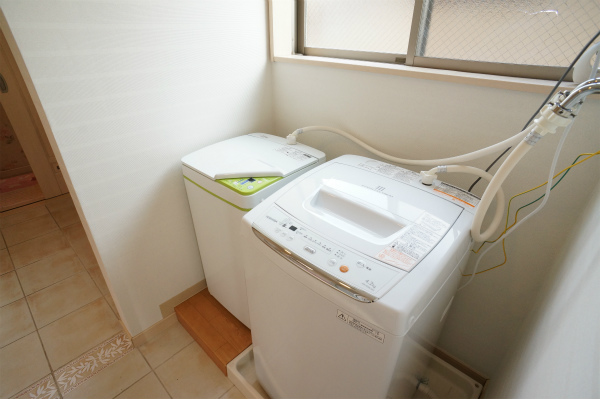 奥の小さい洗濯機は、ネコちゃん専用のものです。