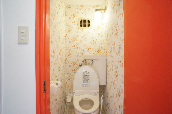 こちらはトイレ。壁紙が花柄ととってもかわいい。