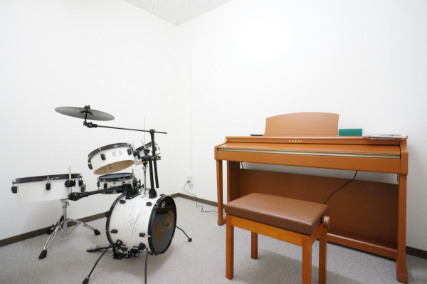 こちらは音楽室。※現在、ドラムは御座いません。