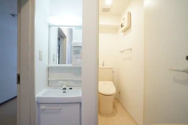 シェアタイプのお部屋の共用の洗面所とトイレです。