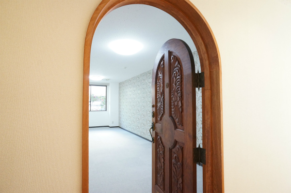 1Fの2部屋のみ、ドアが重厚感のあるものに。毎日のドアの開け閉めが楽しくなる？