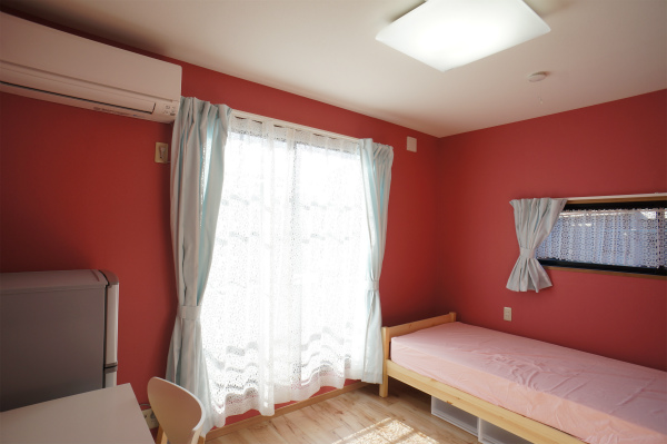 こちらは赤を基調にしたお部屋。家具などがすべて揃っているのはうれしい。