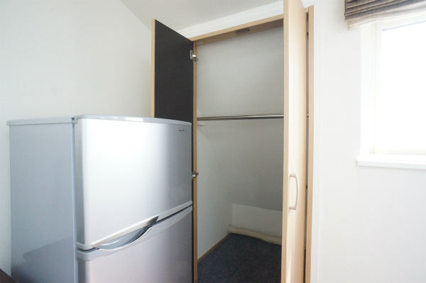 各お部屋に冷蔵庫、収納スペースがしっかり用意されていて、ワンルーム並みのプライバシーがありそう。