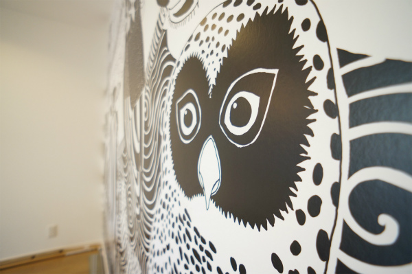 幸せの象徴『フクロウ』が壁一面に描かれています。