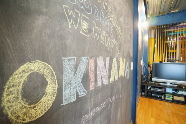 黒板は自由に落書きを書くことができますよ。OKINAWA好きの方がいるのかな。