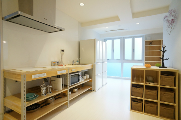 こちらはキッチンスペース。余裕の空間があって、料理もしやすそう。