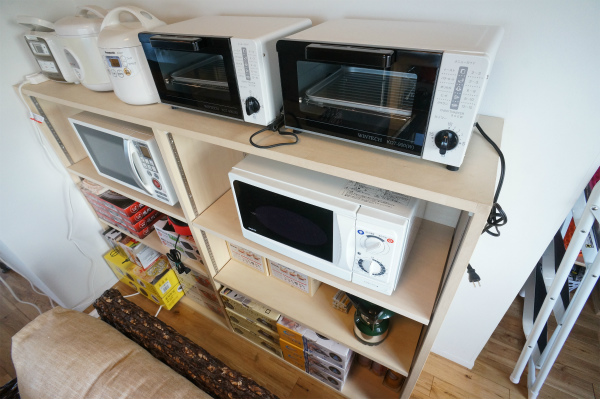 電子レンジが2台に炊飯器が3台、そしてトースターが2台ありますよ。