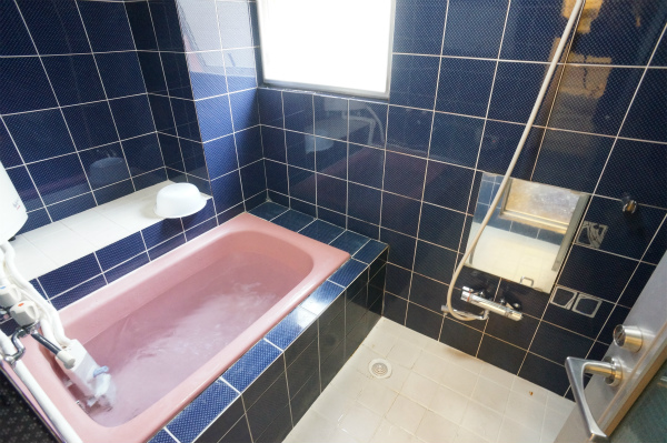 ブルーのタイルとピンクの浴槽がとてもオシャレ。機械で保温・循環浄化してます。