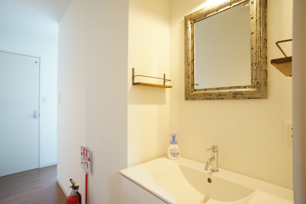 洗面所の左右には、歯ブラシを置くことができるスペースがあります。