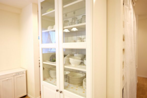 真っ白な食器棚は、この空間にぴったり。