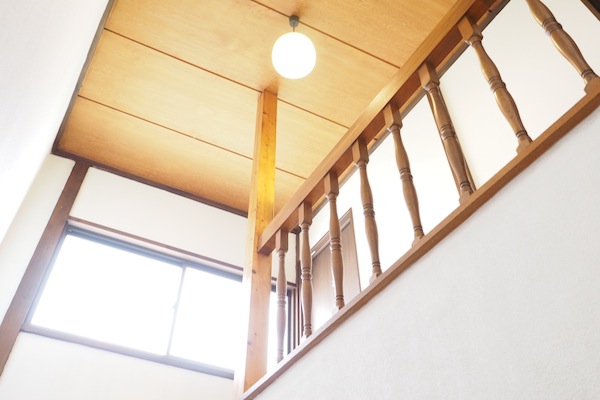日本家屋の雰囲気の残る階段。