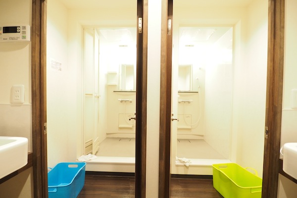奥行きがあり、脱衣所も広いのでとても使いやすいシャワールームは2室用意されています。