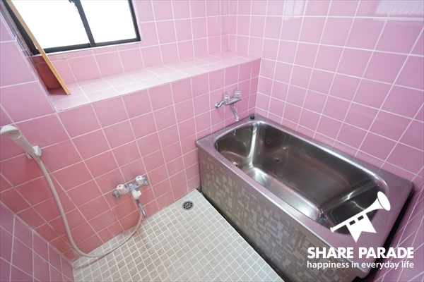 ピンクタイルのバスルームです。