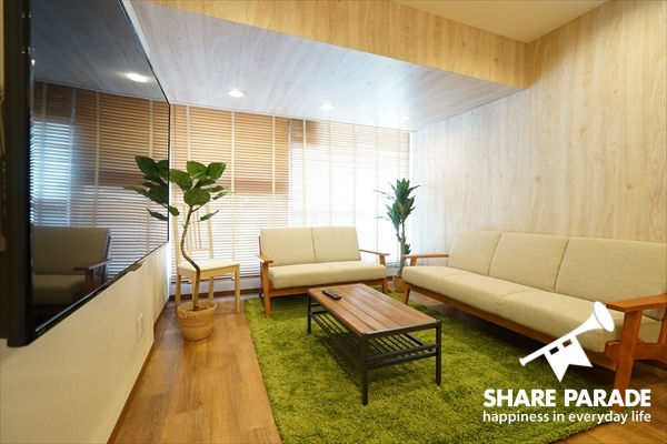 木目な壁紙とグリーンなカーペットが自然な雰囲気を演出。