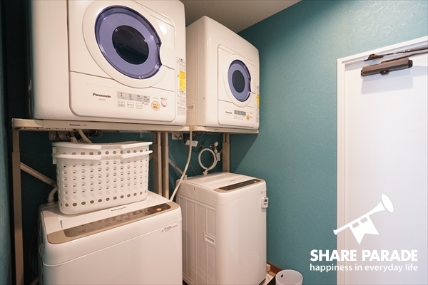 洗濯機と乾燥機がそれぞれ2台づつ。