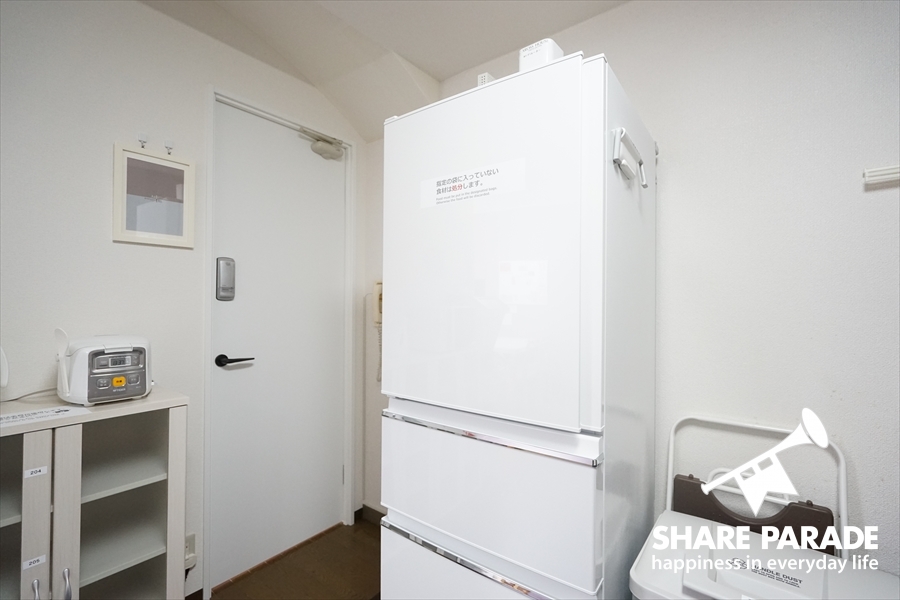 真っ白な大型冷蔵庫。