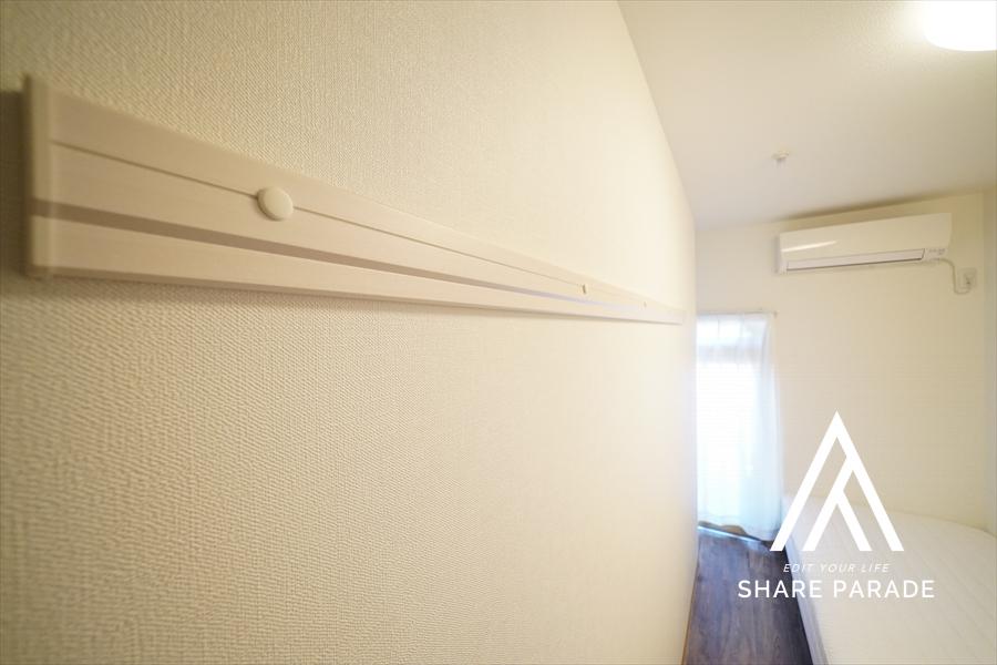 壁にハンガーを掛けることも。お部屋を立体的に活用できますね。