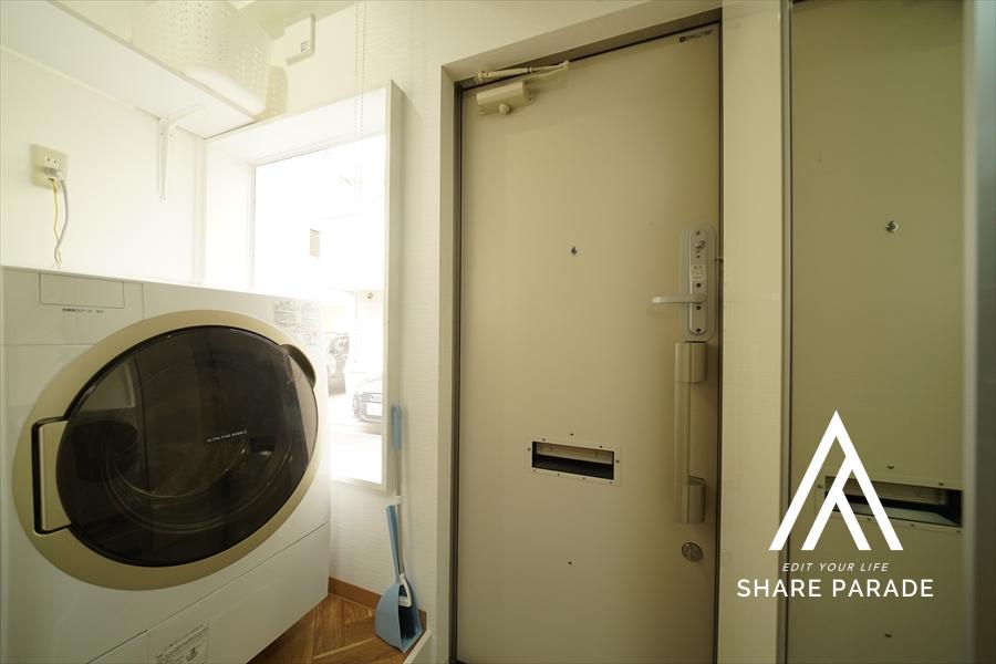 玄関となりに、ドラム式洗濯機が。