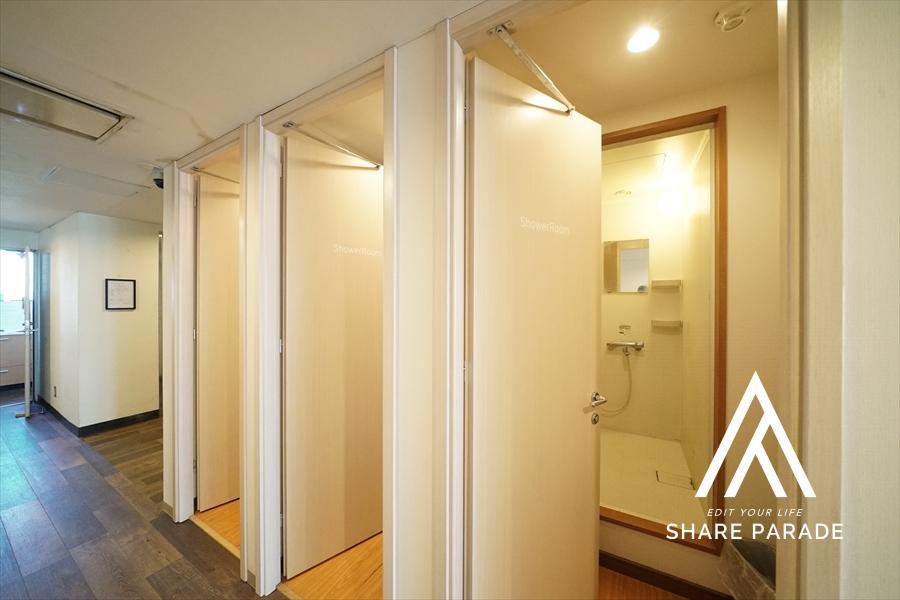 3階にある共用シャワールームです！
忙しい時にさっと入浴できるシャワールームも5区画ご用意しております！